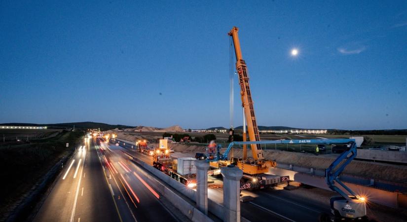 A pénz az államtól érkezik, a profit viszont Mészárosék zsebébe vándorol – ez a magyar koncessziós modell lényege
