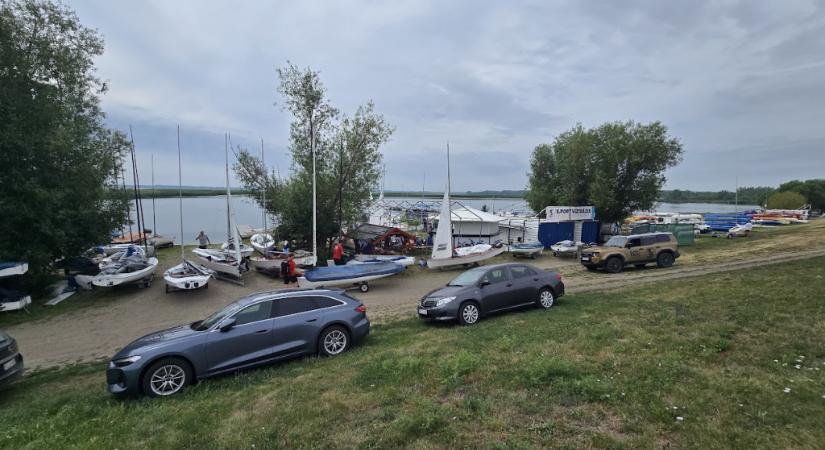 Bonyolult szelekben versenyeztek a Tisza-tavon a finnesek és a kalózosok