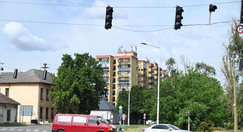 Elromlott a lámpa Szolnokon – sok autósnak meggyűlt a baja az elsőbbséggel