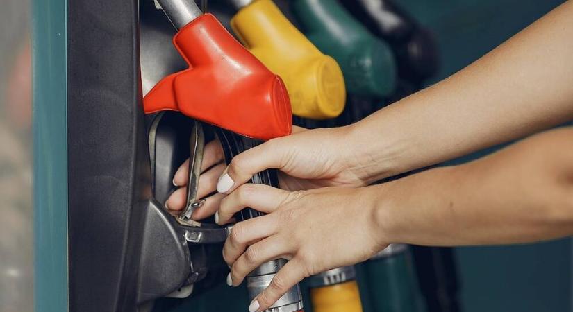‘50.000 közmillió forintba került a magyar adófizetőknek havonta’ – A kormány a védett üzemanyagár kivezetését kezdeményezi