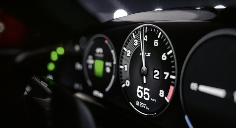 1000 eurós nosztalgia: virtuális váltót és motorhangot kap az elektromos Porsche