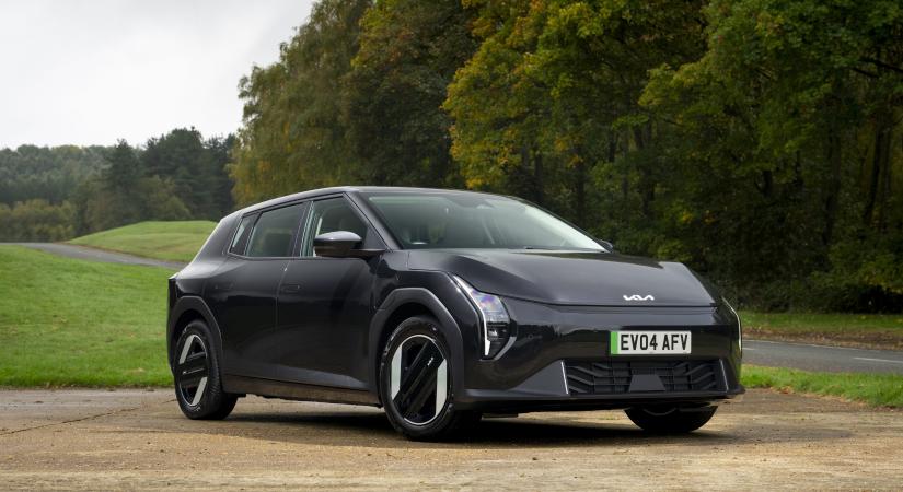 Meghátrál a brit kormány? Felpuhíthatják az elektromos autókra vonatkozó 2030-as célt