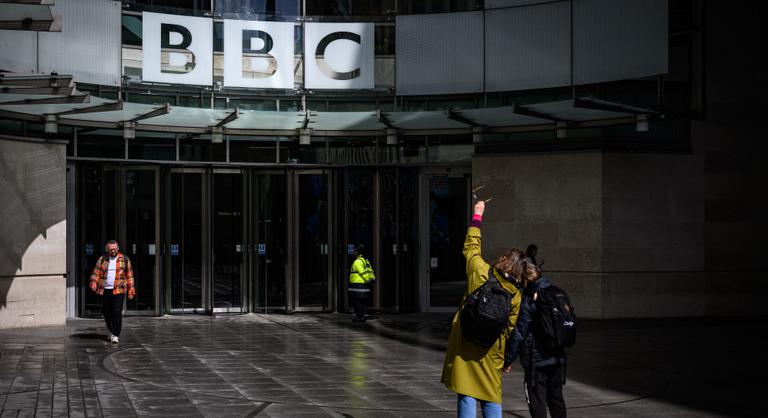 Tömeges leépítés indul a BBC-nél, több ezer alkalmazottól terveznek megválni