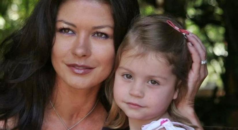 Le a kalappal! Az 56 éves Catherine Zeta-Jones 23 éves lánya, Carys épp olyan meseszép, mint az anyukája