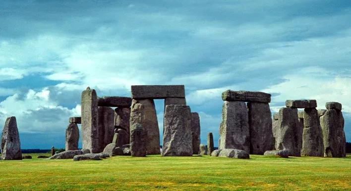 Egyszerűbb, régebbi Stonehenge-re bukkantak a híres műemléktől három mérföldre