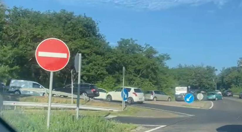 Óriási baleset az M3-ason, totális leállás Budapest felé - az autósok a felhajtón próbálnak lejönni a pályáról