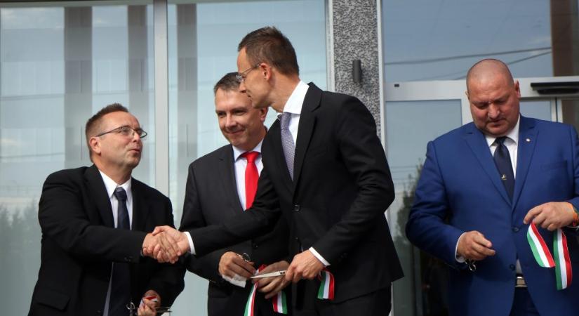 Három hete sunnyog a Népszava milliárdos tulajdonosa