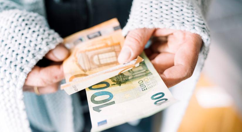 Újra 350 felett az euró, itt vannak a friss árfolyamok