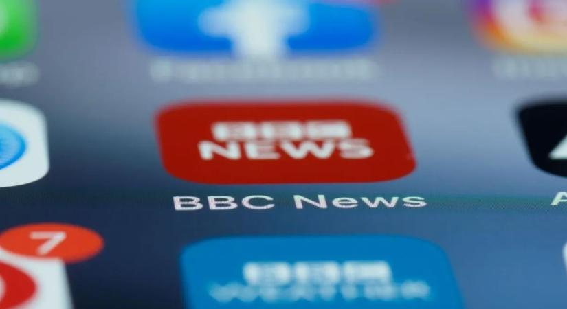 Újabb leépítések a médiában: közel kétezer embertől válhat meg a BBC