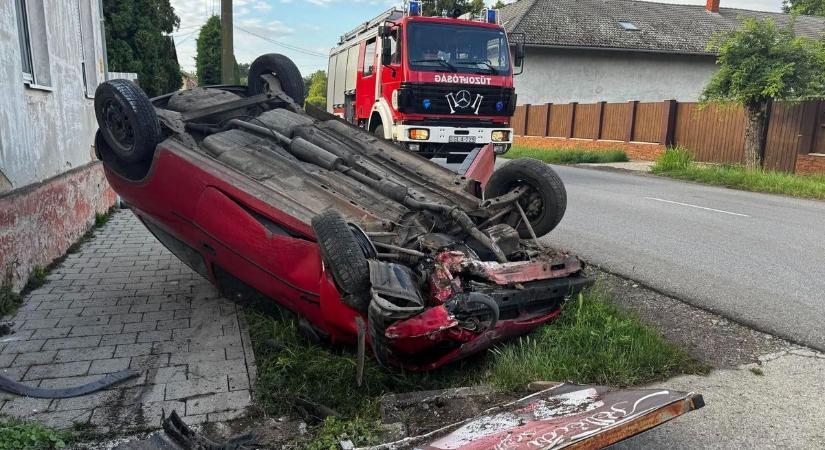 Drámai baleset Pellérden: a tetején állt meg a személyautó