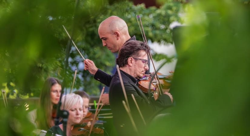 Vivalditól a Queenig – komolyzene, harsonaszó és dzsessz a szegedi püspöki székház udvarán