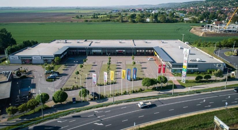 Teljesen megújult a szekszárdi Bevásárlópark – lezárult az országos arculatváltás