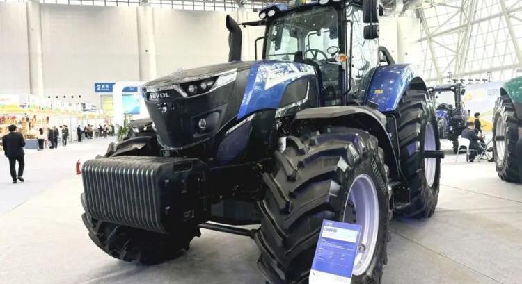 Hibrid hajtású nehézuniverzális traktor a LOVOL kínálatában