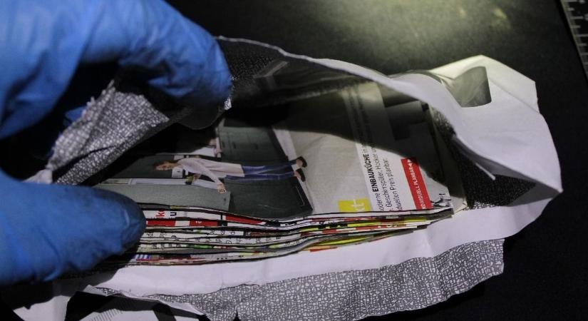 Papírfecnikkel akarta megvenni, majd gázspray-vel akarta elrabolni az 5 milliós luxusórát Sárváron