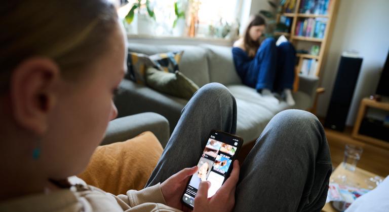 Magyar Péterék hadat üzennek a gyermekek online zaklatóinak és behálózóinak