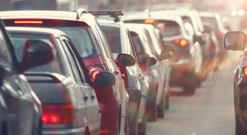 Káosz az M3-ason: teljesen megbénult a forgalom Budapest felé, az autósok a felhajtón próbálnak menekülni