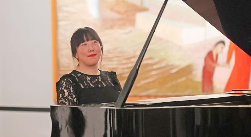 „Az élet egy könyv, amely maga írja a történetét” – YuShuo Elaine zongoraművész otthonra talált Pécsen (VIDEÓ)