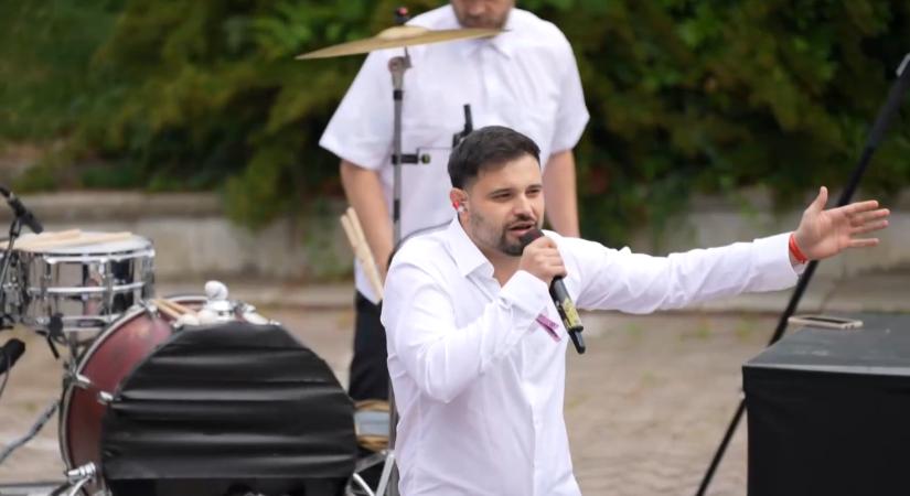 Beton.Hofi meglepetéskoncerttel zárta le a tanévet Sopronban