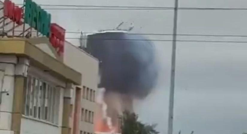 Videón, ahogy a moszkvai finomító egyik tárolója felrobban - a teteje több tucat métert repült felfelé, sikeres volt az ukrán támadás