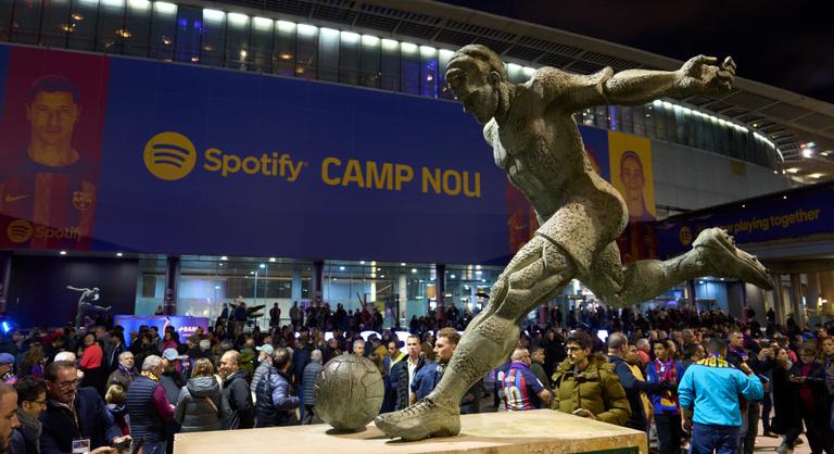 A La Masia kertjében pihen Kubala László szobra, de visszakerül a Camp Nou elé