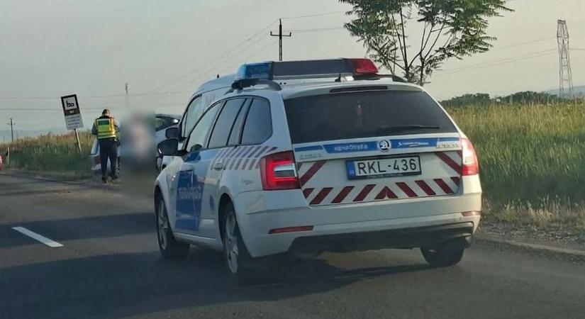 Baleset történt a 26-os főúton, a rendőrség is a helyszínen - képekkel
