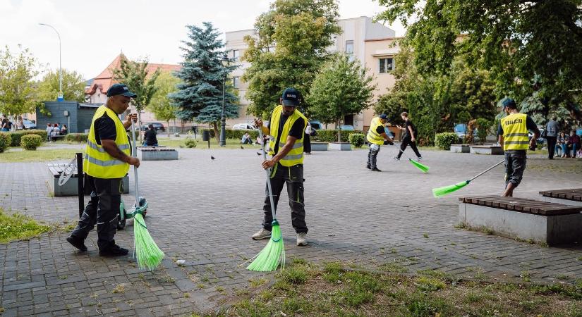 Cáfol a polgármesteri hivatal: nem áll le az utcai takarítás Marosvásárhelyen