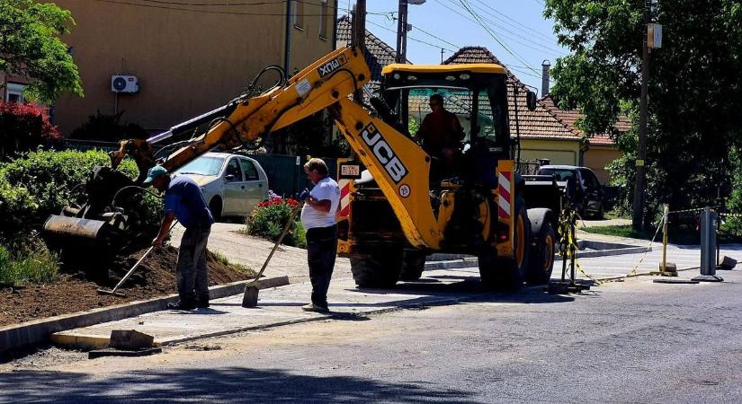 Így folytatódik a fontos útépítés a következő napokban, félpályás lezárások is lesznek