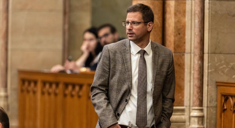 Már meg is érkezett Gulyás Gergely válasza: ezt mondta ki a védett üzemanyagár kivezetéséről