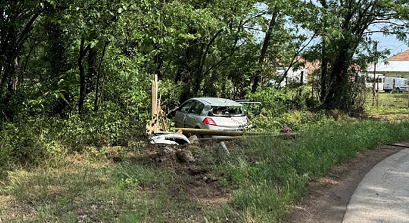 Fának és villanyoszlopnak csapódott egy autó Nagykamaráson
