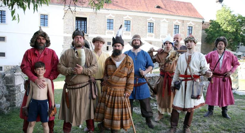 Időutazás az Árpád-korba – debütált a pécsváradi vár új történelmi rendezvénye (GALÉRIA)