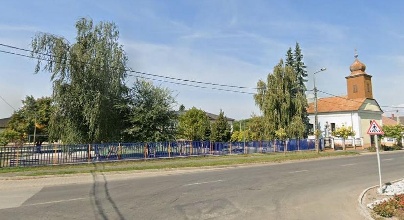 Beszorult a feje az iskola kerítésébe, az ibrányi tűzoltók azonnal a helyszínre siettek (videó)