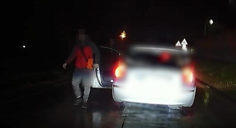 Versenyzett, büntetőfékezett, nemi szervét mutogatta, aztán szétverte a mögötte haladó kocsiját egy teljesen kontrollt vesztett autós