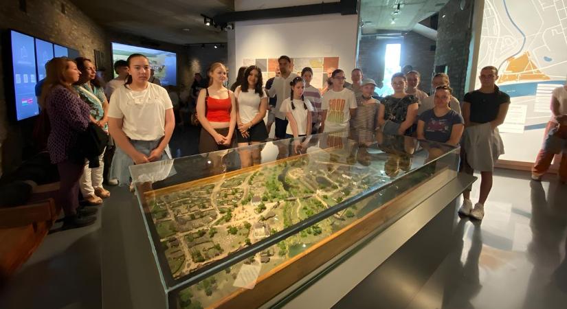 Száz munkaórával és titkos délutáni festésekkel építették fel a diákok a szolnoki várat – galériával, videóval
