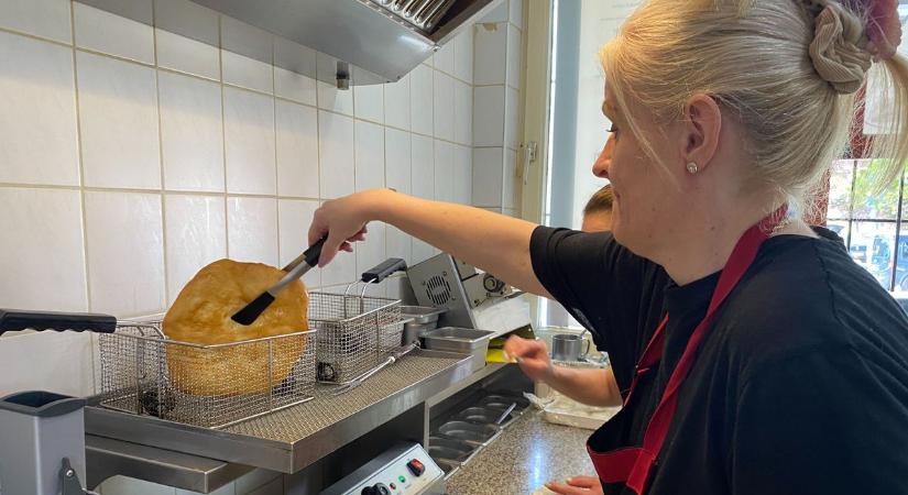 Egy titkos összetevő miatt különleges ez a bajai lángos – naponta több százat sütnek belőle  fotók, videó