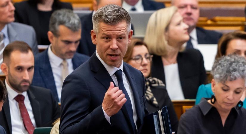 Figyeld, Rétvári Bence arckifejezését. Magyar Péter súlyos dolgot közölt a Parlamentben, erre kapja fel a fejét mindenki