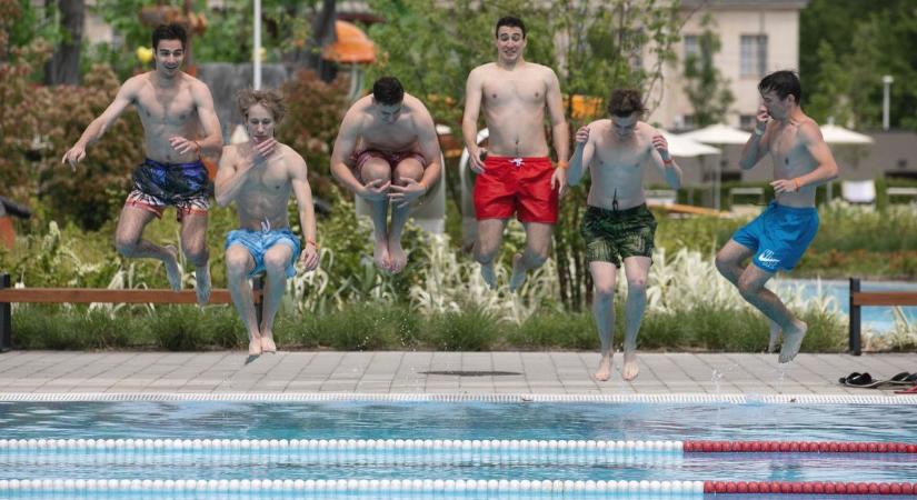 Megtelt élettel Miskolc két strandja: több ezren csobbantak a nyitóhétvégén