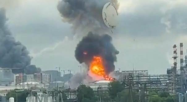 Videón, ahogy lángba borul a moszkvai olajfinomító egy ukrán támadás után