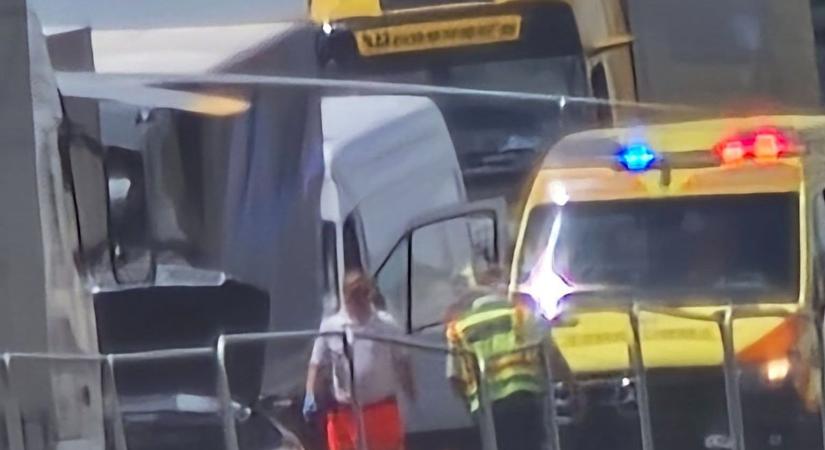 Roncsok közül mentették az utasokat, mentőhelikopter is landolt