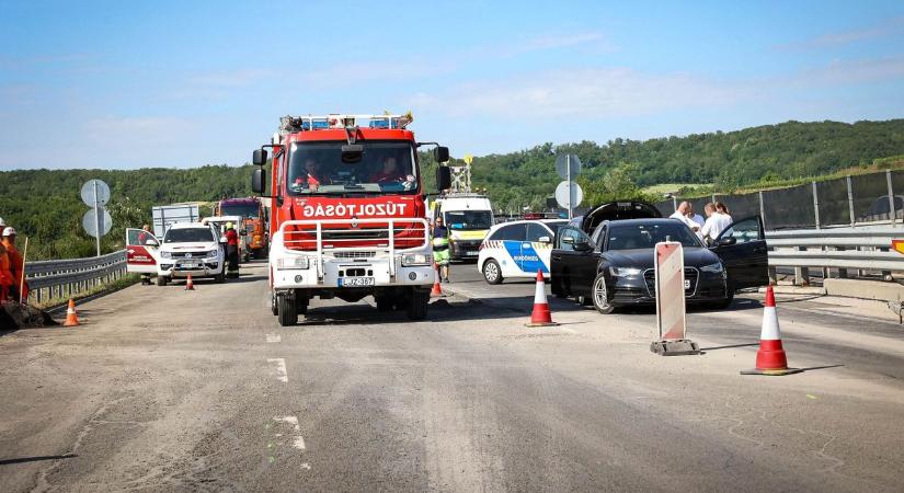 Újabb részletek az M6-os hármas karamboljáról: Megszólalt a rendőrség, megvan a felelős (galériavideó)