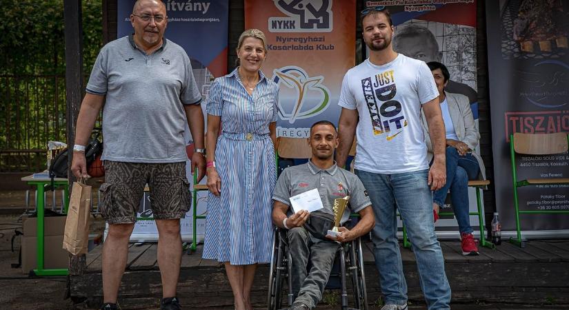 Kapu Tiborral zárt idényt a Nyíregyházi Kosárlabda Klub, nem akármilyen ajándékkal távozott az űrhajós (fotókkal)