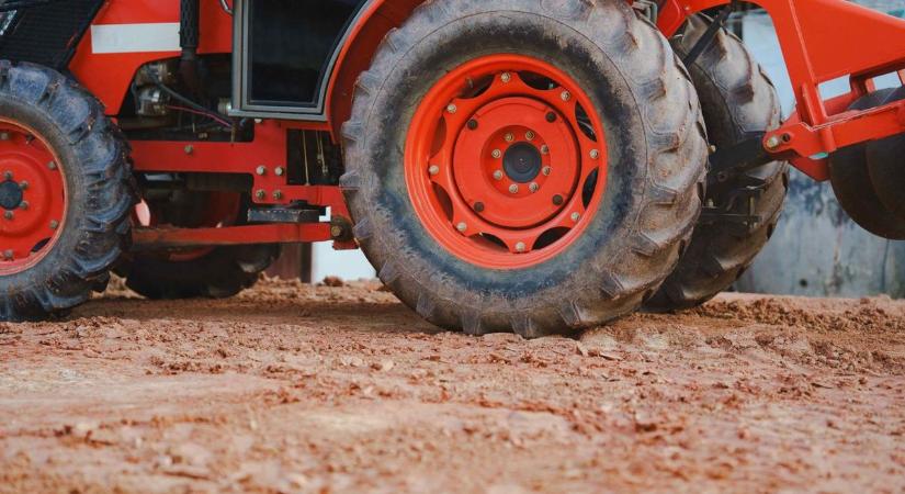 Felborult a traktor, alászorult a sofőr