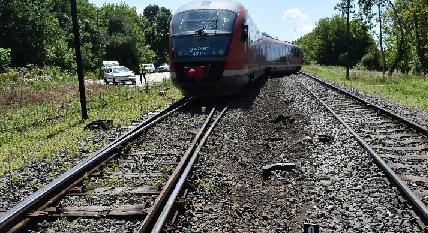 Egy vonat kisiklott, száz pedig késett a kapkodó vasutas miatt