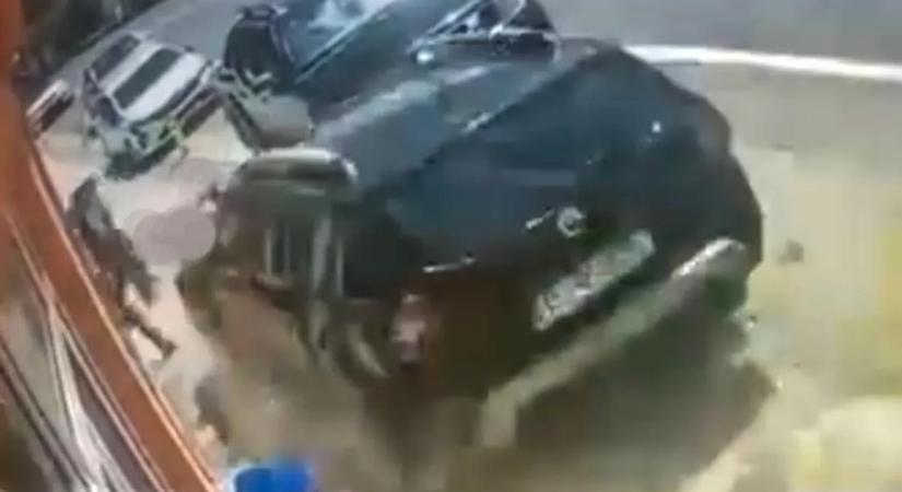 Szörnyű videó: a járdára hajtott egy autó, élet és halál között egy 12 éves kislány