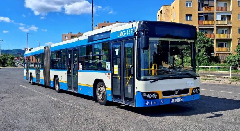 Debreceni busz Pécsen? Ezért parkoltak a kék-fehér Volvok az Uránvárosban!