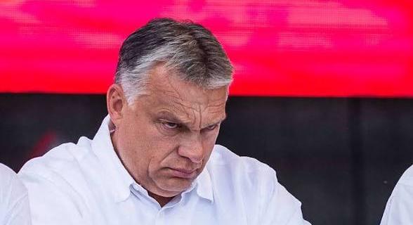 Orbán képtelen elengedni a gyeplőt, pedig már lovak sincsenek