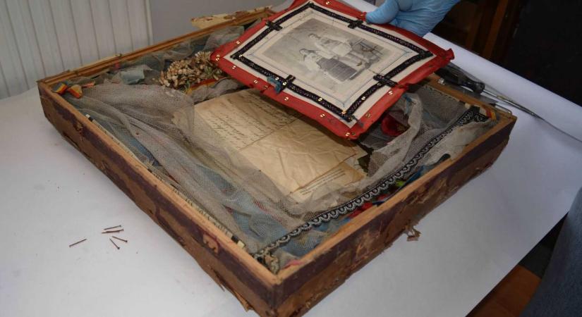Nem mindennapi leletre bukkantak egy esküvői fénykép restaurálásakor