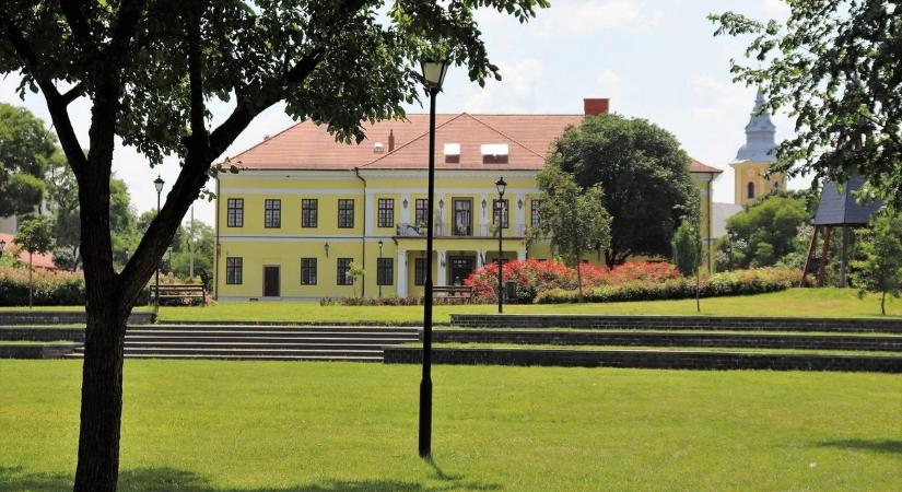 Megelevenednek a szikesek csodái Semsey Kastélyban