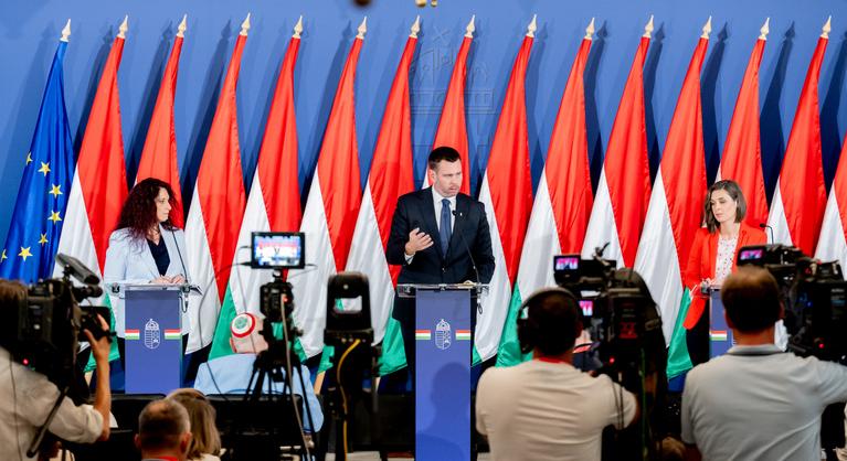 Órákon belüli új Alaptörvény, üzemanyagárstop, uniós pénzek, hőségriadó – záporoztak a kormány döntései