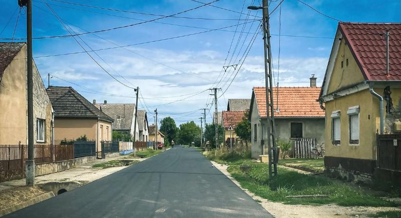 Jackpot volt, nem az ebéd: több millió forint lógott szatyorban a ház kerítésén Püspökladány mellett