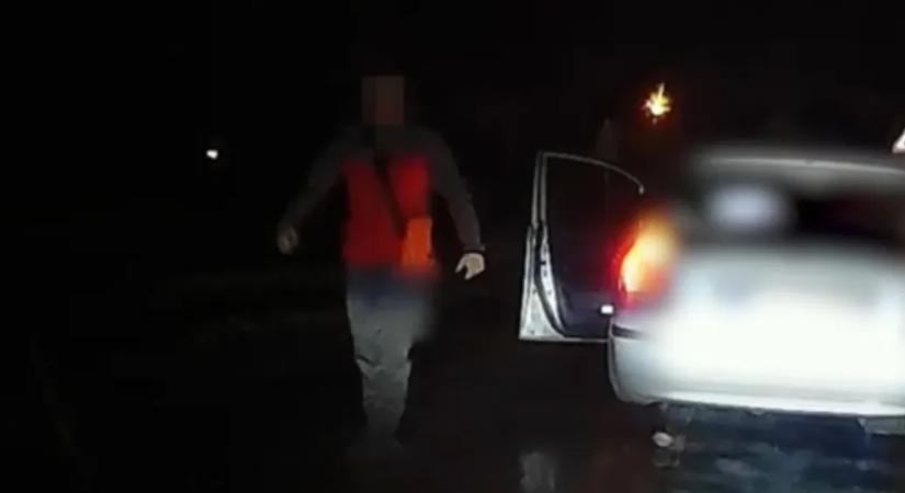 A gyereke is végignézte, ahogy ordítva ütött ököllel, rugdosott egy másik autót egy budapesti férfi